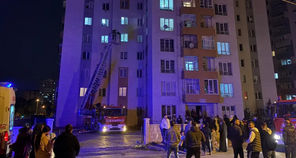 Binanın koridorunda yangın çıktı: Apartman sakinleri sokağa döküldü