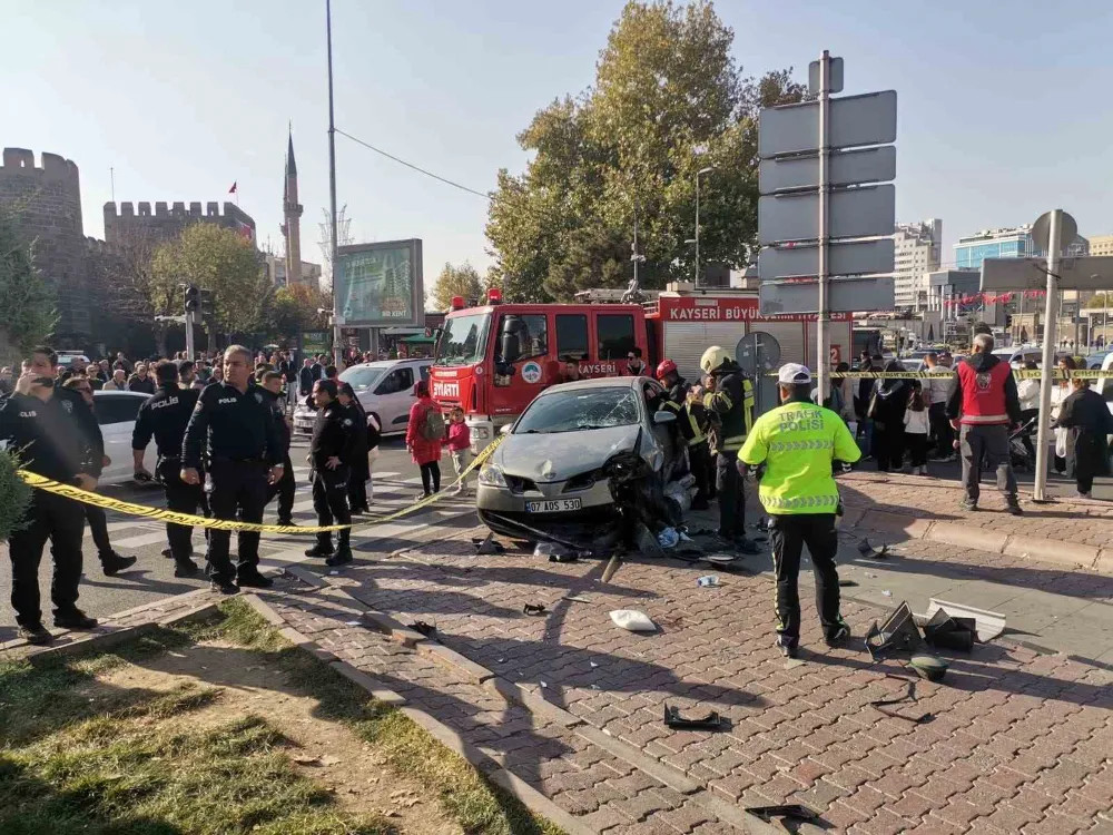 Otomobil ışıkta bekleyen yayaların arasına daldı: 5 yaralı