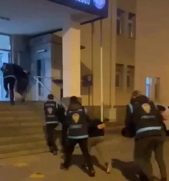 Uygulamada görevli polise çarpıp kaçtılar: 4 gözaltı