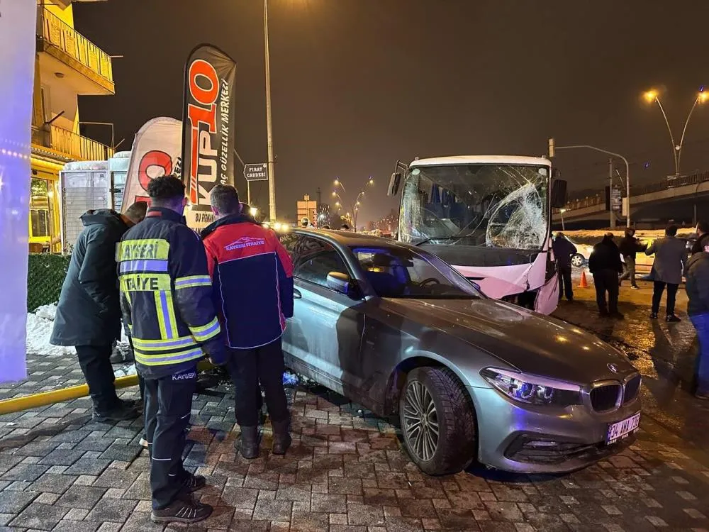 İşçi servisi ışıkta bekleyen 5 araca çarptı: 7 yaralı