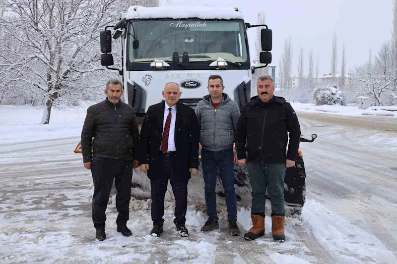 Başkan Öztürk, kar küreme aracıyla yolları temizledi
