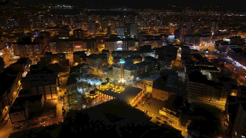 Kayseri Büyükşehir; Ramazan’da Camii Kebir’i ışıklandırdı
