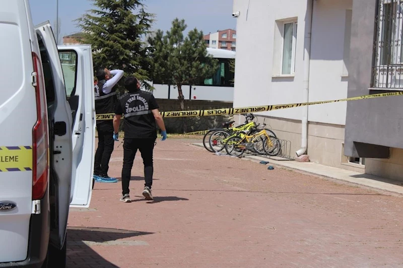 Cam silerken 4’üncü kattan düşerek ağır yaralanan kadın hayatını kaybetti
