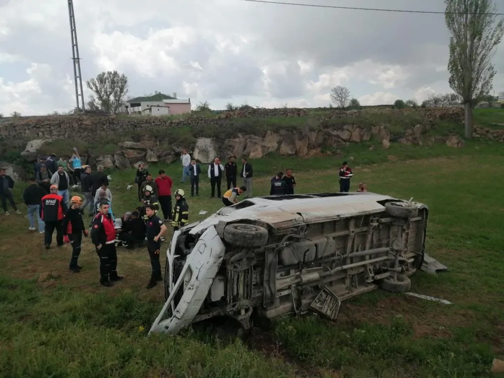 Kayseri’de öğrenci servisi devrildi: 15 öğrenci yaralı