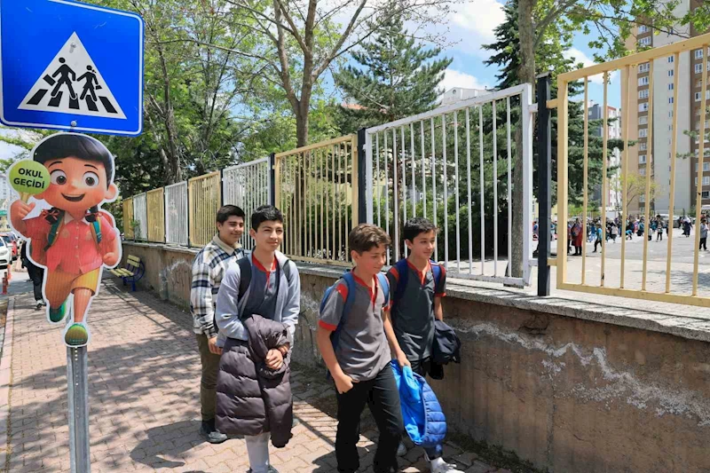 Talas’ta okul geçitlerine öğrenci güvenliği için sevimli uyarıcılar
