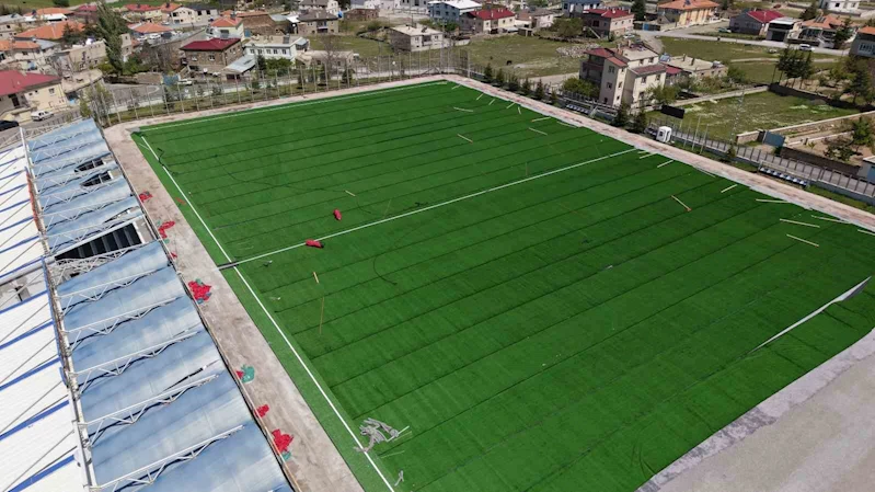 Başakpınar Spor Merkezi’nin çimleri ve yedek kulübeleri yenileniyor
