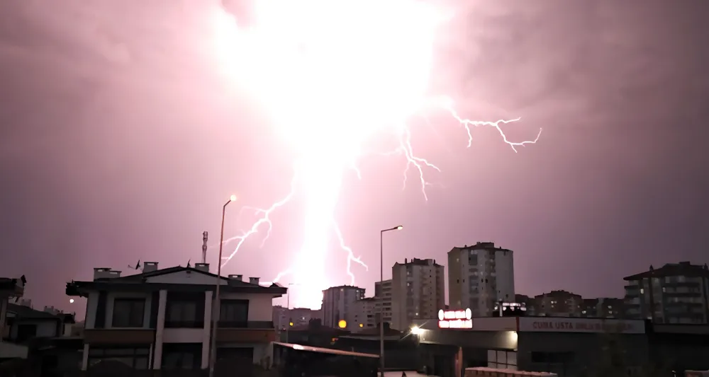 Kayseri’de şimşekler geceyi aydınlattı
