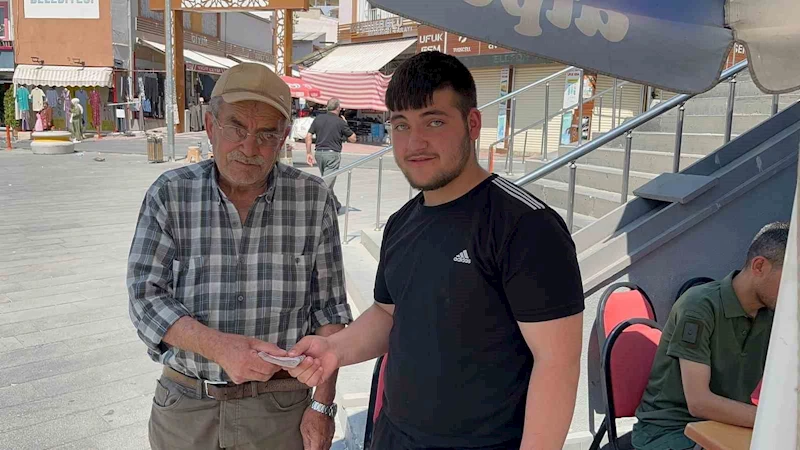 Suriyeli gencin davranışı takdir topladı
