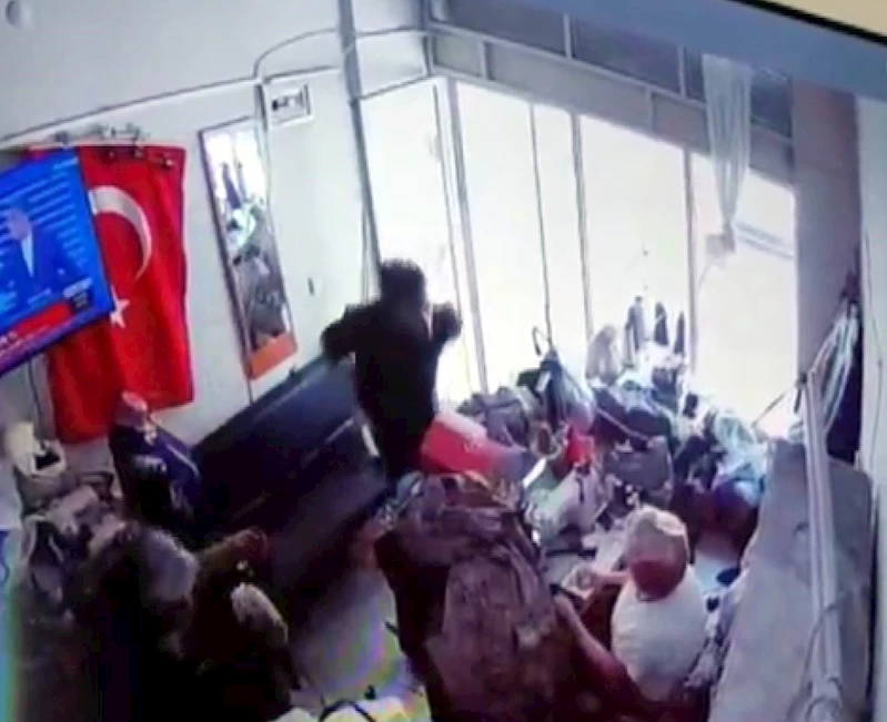 Baba-oğul kadın terzinin iş yerini basıp darp etti
