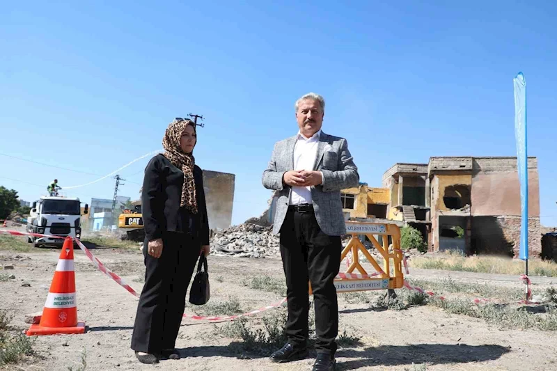 Melikgazi’de metruk 5 yapı yıkıldı
