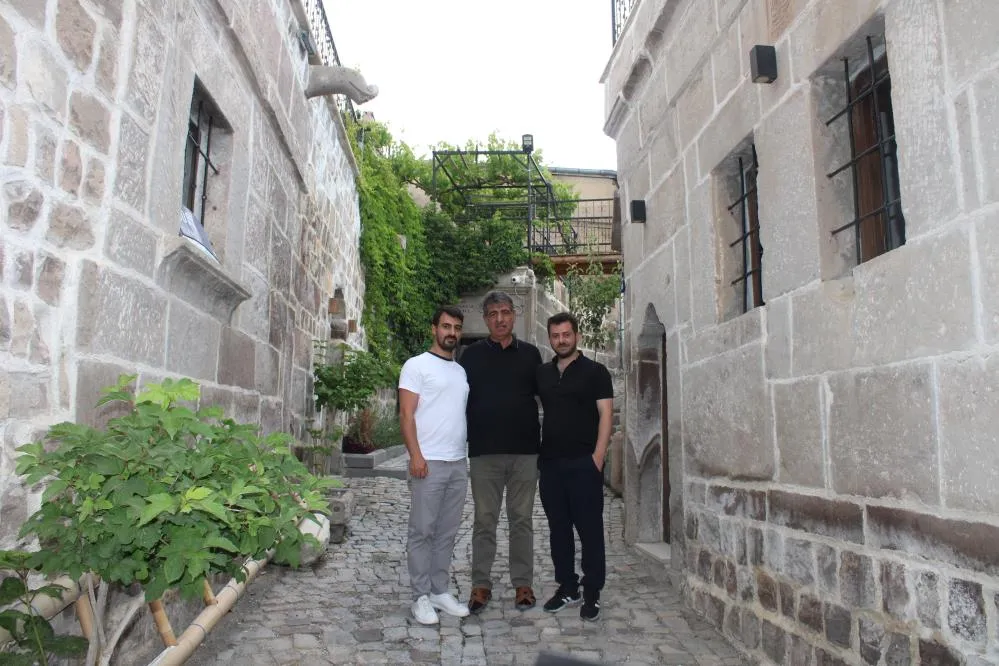 Evinin altında iki bin yıllık parmak izleriyle yaşıyor