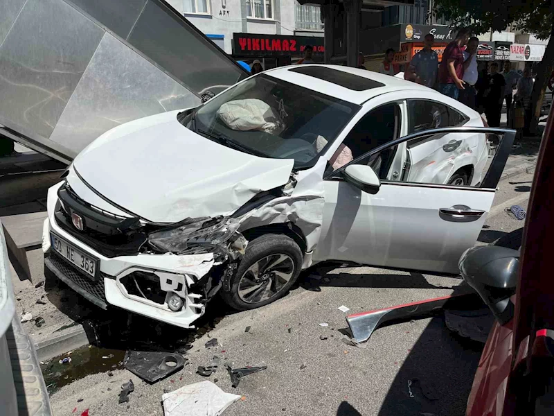 Kayseri’de kazada otomobiller kullanılamaz hale geldi
