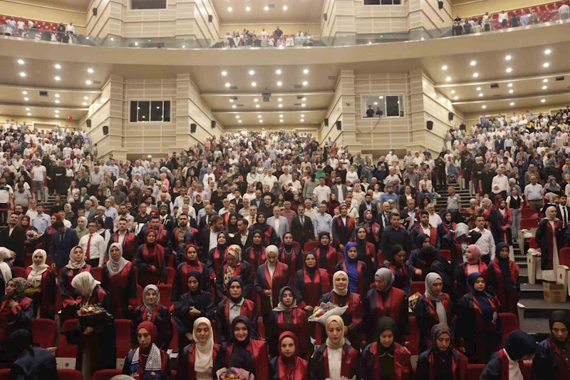ERÜ İlahiyat Fakültesi’nde mezuniyet heyecanı
