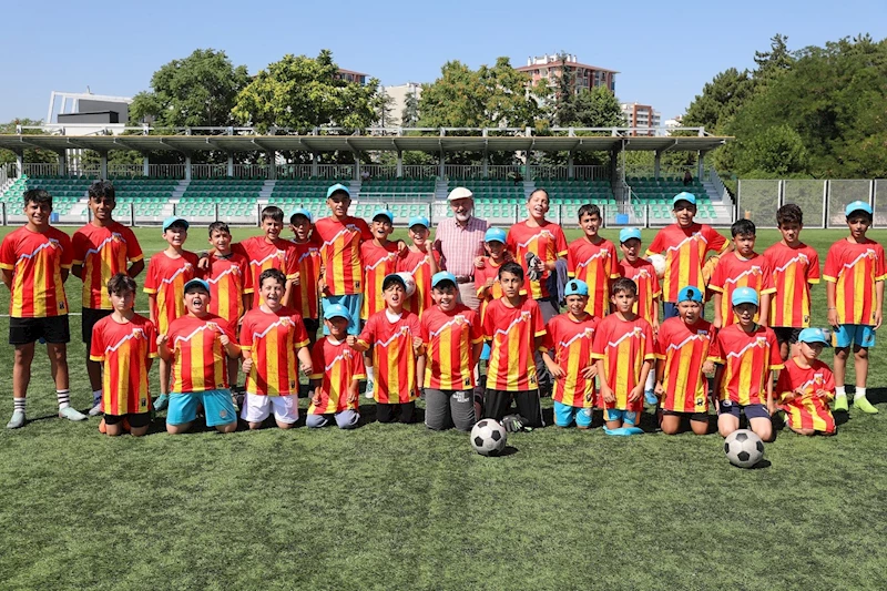 Başkan Çolakbayrakdar yaz okullarında çocuklarla buluştu
