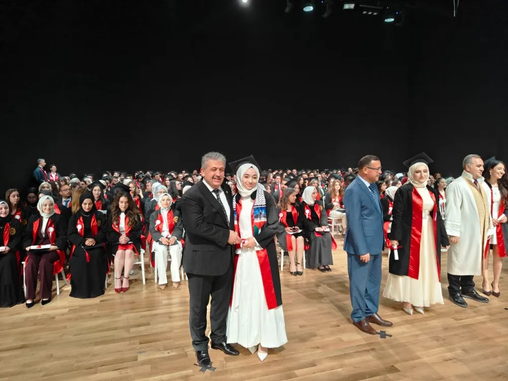 AK Partili vekil kızının diplomasını kendi elleriyle verdi