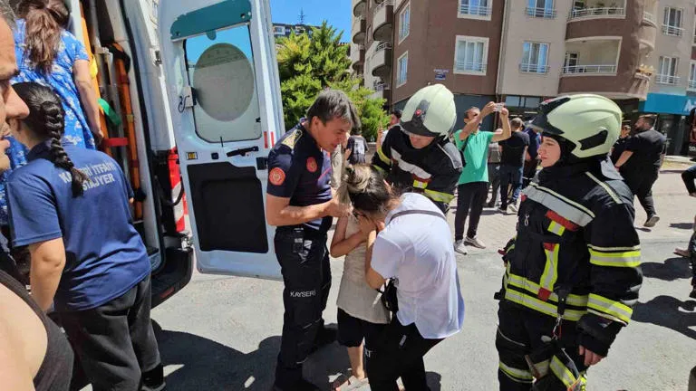Yangında mahsur kalanlar kurtarılmaya başlandı, çocuklarına kavuşan aileler gözyaşlarına boğuldu