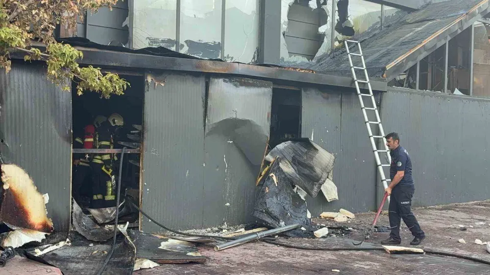 Kayseri’de yangın depoyu küle çevirdi