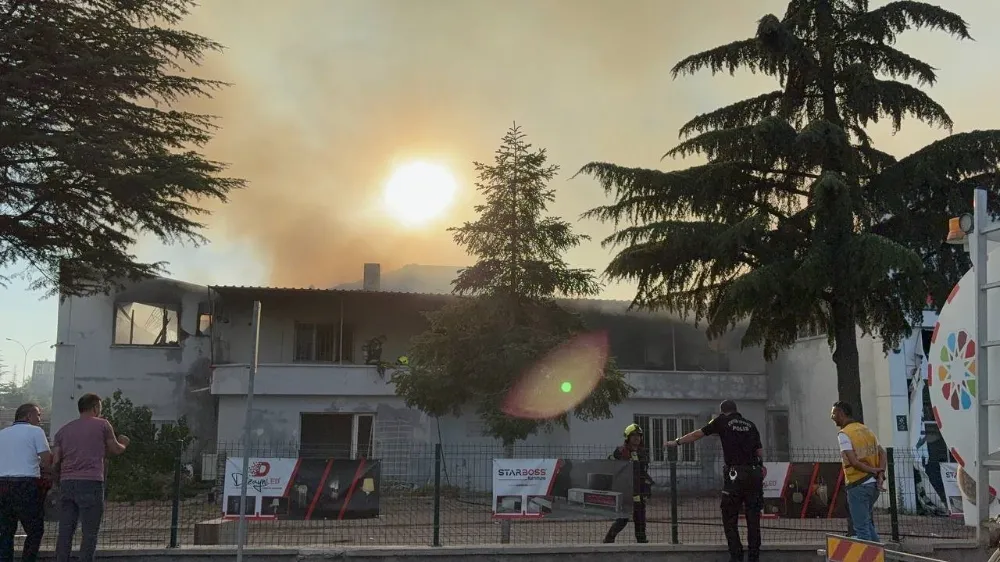 Kayseri’de hırdavat dükkanındaki yangın fabrikaya sıçradı