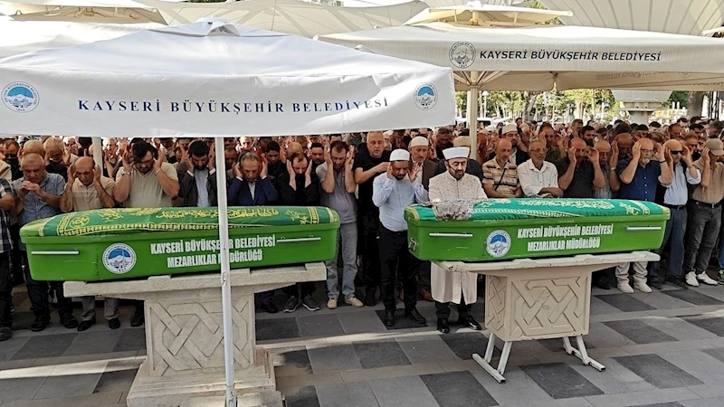 Kayseri’de feci kazada hayatını kaybeden anne-oğul toprağa verildi
