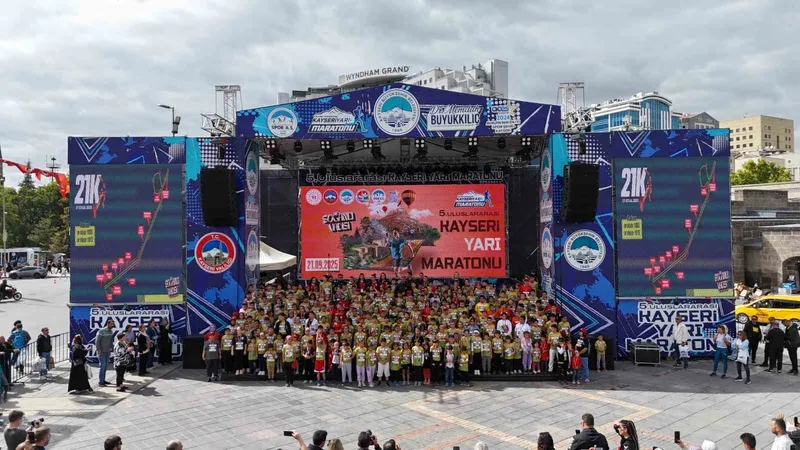 Bebekler ve çocuklar Uluslararası Kayseri Yarı Maratonu’na renk kattı
